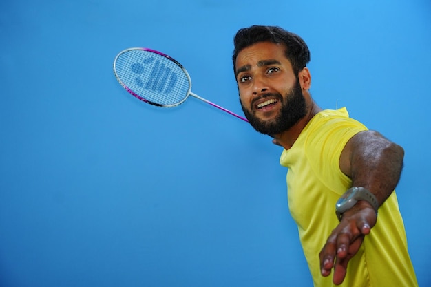 Joueur de badminton masculin indien sur fond bleu