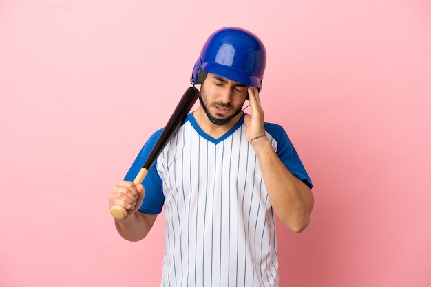 Joueur de baseball avec casque et batte isolé sur fond rose avec maux de tête