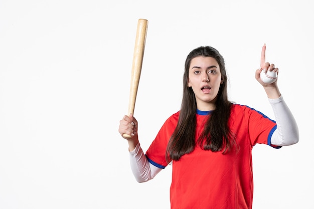 Joueur de baseball féminin vue de face avec batte et balle