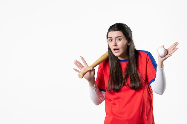 Joueur de baseball féminin vue de face avec batte et balle