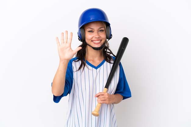 Joueur de baseball fille russe avec casque et chauve-souris isolé sur fond blanc en comptant cinq avec les doigts