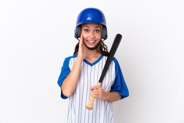 Joueur de baseball fille russe avec casque et chauve-souris isolé sur fond blanc avec une expression faciale surprise et choquée