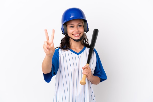 Joueur de baseball russe avec casque et batte isolé sur fond blanc souriant et montrant le signe de la victoire