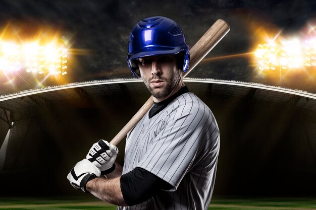 Joueur de baseball sur un uniforme bleu sur le stade de baseball.