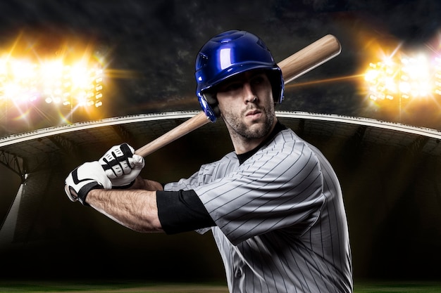 Joueur de baseball sur un uniforme bleu sur le stade de baseball.