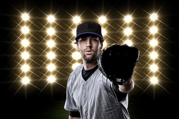 Joueur de baseball sur un uniforme bleu sur le stade de baseball.