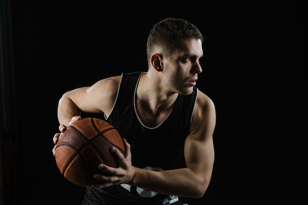 Photo joueur de basket attraper la balle avec les deux mains