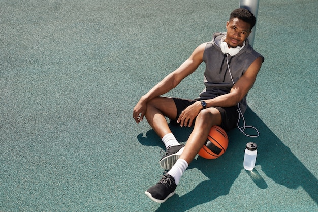 Joueur de basket-ball au soleil