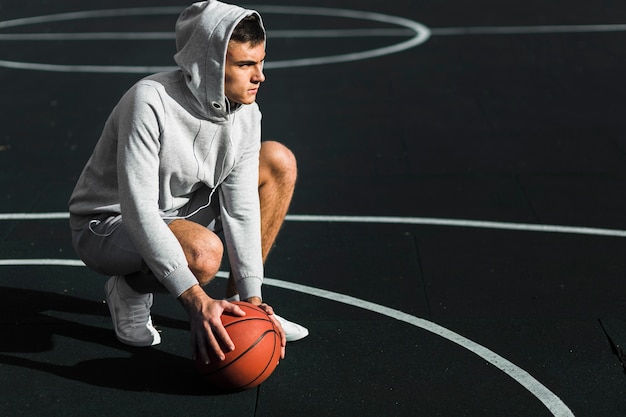 Photo joueur de basket-ball déterminé sur le terrain