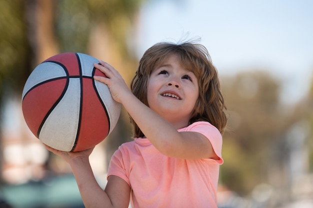 Joueur de basket-ball enfant joueur de basket-ball joyeux et agréable école pour enfants