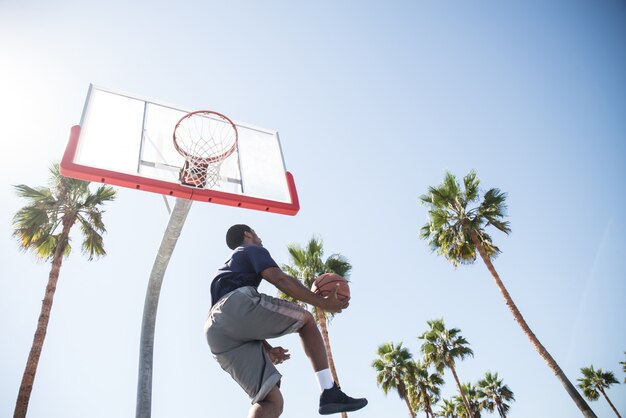 Joueur de basket-ball faisant un dunk