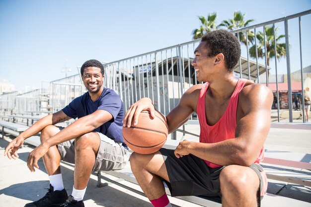 Joueur de basket-ball faisant un dunk