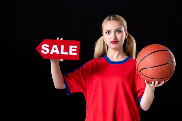 Photo joueur de basket-ball féminin avec ballon sur surface noire athlète jeu action vente