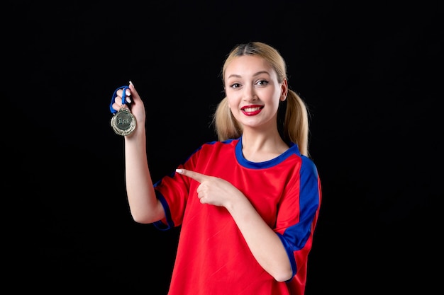 joueur de basket-ball féminin avec médaille d'or sur le jeu de vainqueur de trophée d'athlète de fond noir