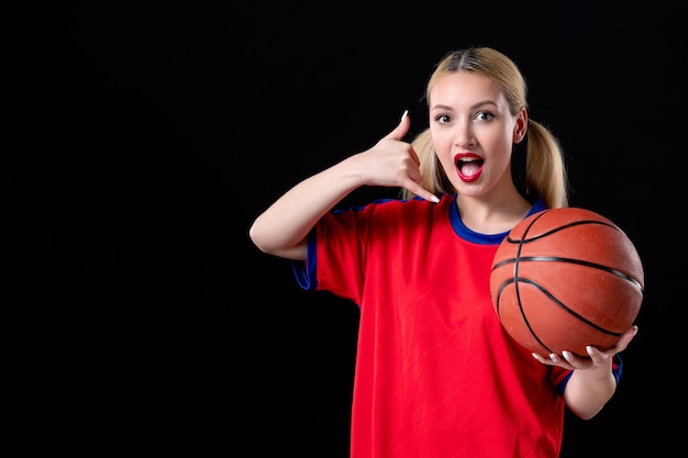 joueur de basket-ball féminin en vêtements de sport avec ballon sur fond noir athlètes d'exercice de jeu