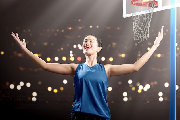 Joueur de basket-ball femme asiatique avec une expression heureuse