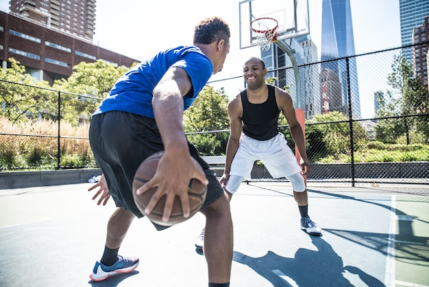 Joueur de basket-ball jouant à l'extérieur