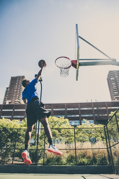 Joueur de basket-ball jouant à l'extérieur