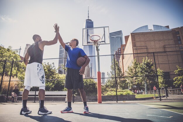 Joueur de basket-ball jouant à l'extérieur