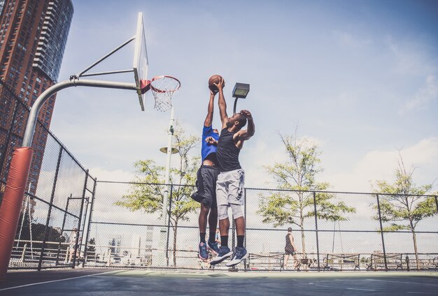 Joueur de basket-ball jouant à l'extérieur