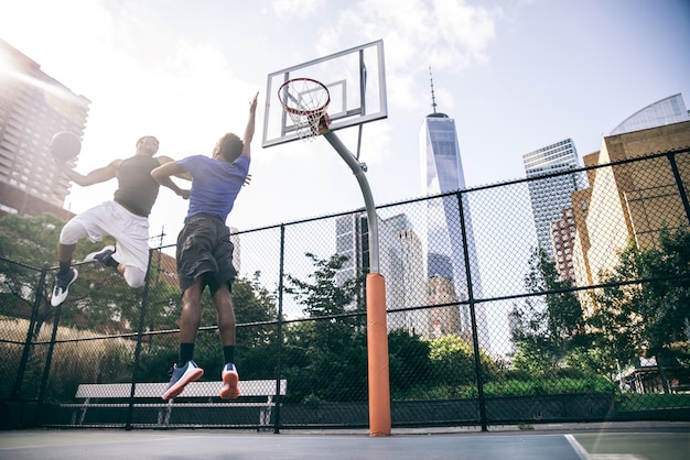 Joueur de basket-ball jouant à l'extérieur