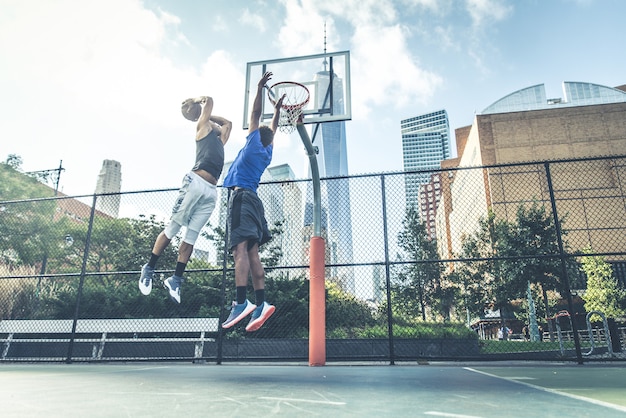 Joueur de basket-ball jouant à l'extérieur