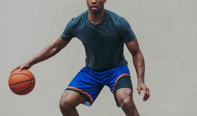 Joueur de basket-ball s'entraînant sur un court