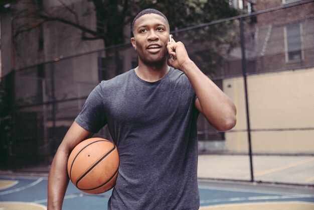 Joueur de basket-ball s'entraînant sur un court