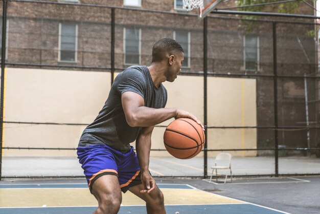 Joueur de basket-ball s'entraînant à l'extérieur