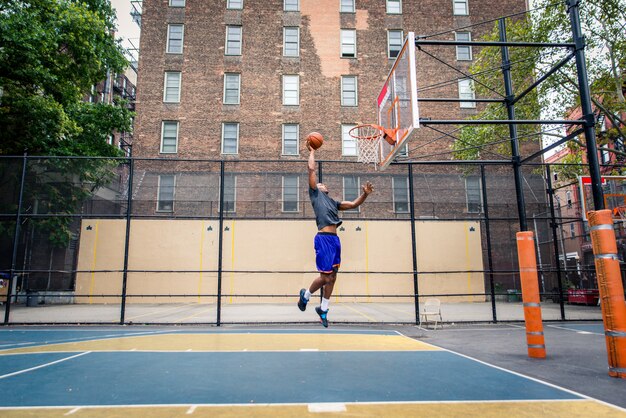 Joueur de basket-ball s'entraînant à l'extérieur