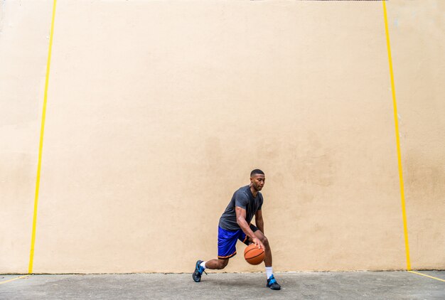 Joueur de basket-ball s'entraînant à l'extérieur