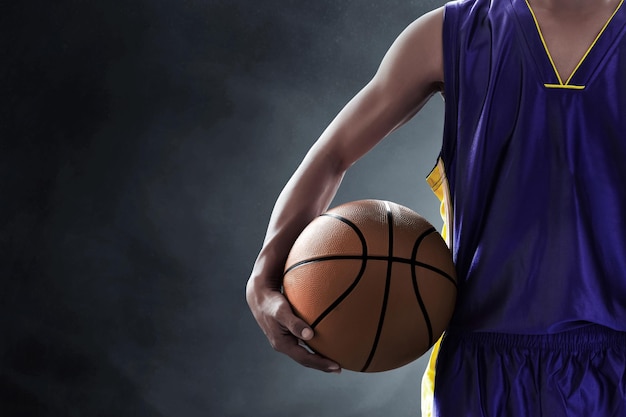 Un joueur de basket-ball tenant une balle.