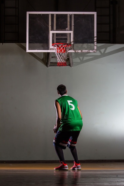 Joueur de basket-ball tirant pour le sport de jeu de compétition dans le stade.