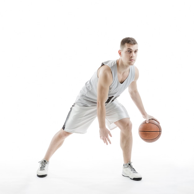 joueur de basket concentré