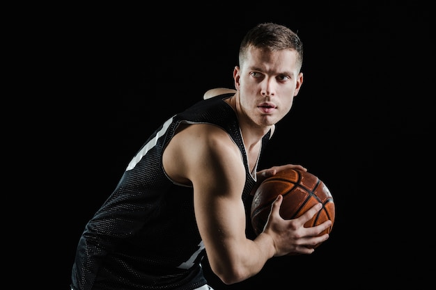 Photo joueur de basket handsome avec le ballon