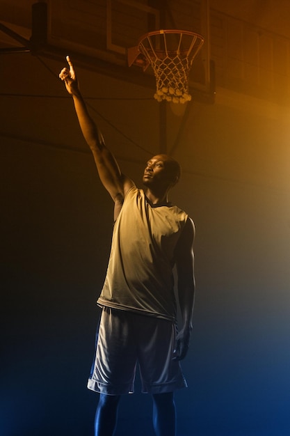 Joueur de basket pointant vers le haut avec son doigt