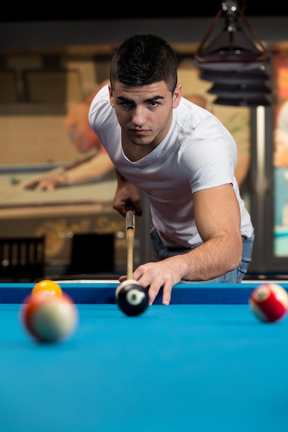 Joueur de billard masculin