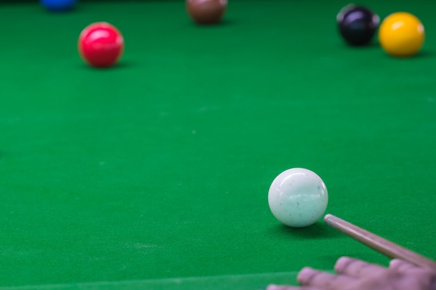 Joueur de boule et de snooker, l'homme joue au billard