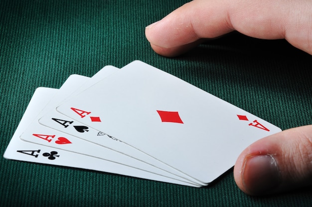 Un joueur de cartes reçoit une main de quatre as