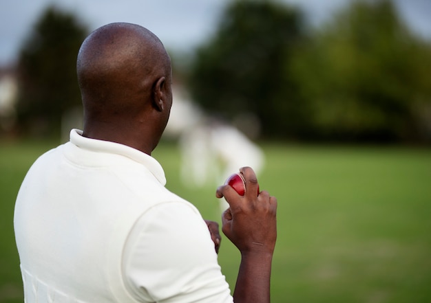 Un joueur de cricket prêt à lancer la balle