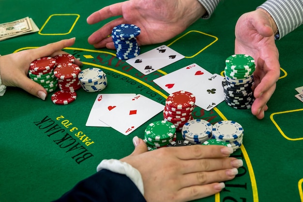 Joueur et croupier, ratissant une pile de jetons