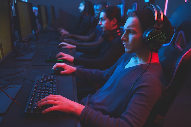 Joueur d'esports concentré sur le jeu