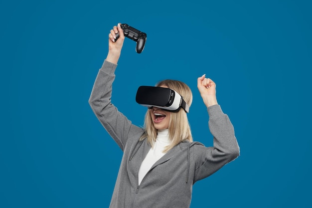 Joueur féminin célébrant la victoire dans le jeu vidéo de VR