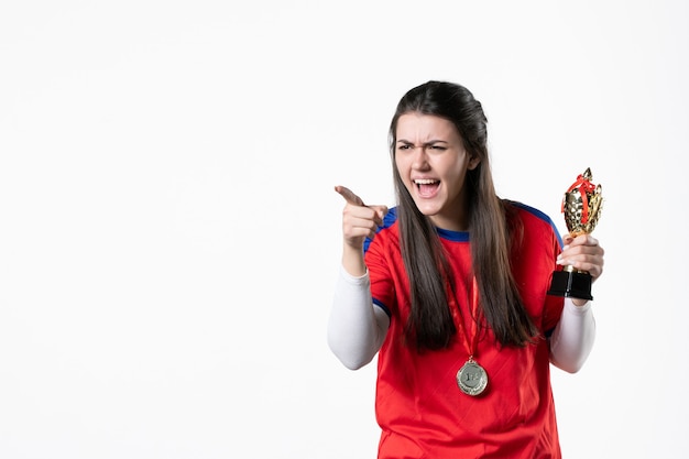 Joueur féminin vue de face avec coupe d'or et médaille