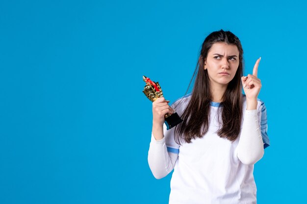 Joueur féminin vue de face avec tasse