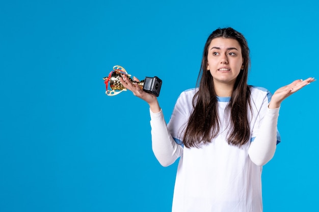 Joueur féminin vue de face avec tasse