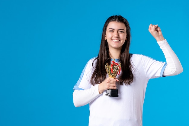 Joueur féminin vue de face avec tasse