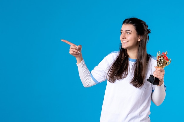 Joueur féminin vue de face avec tasse