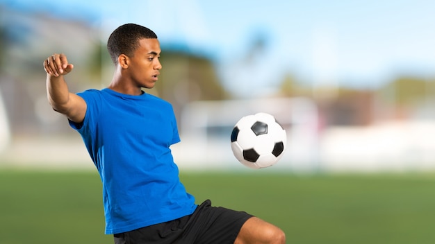 Joueur de football afro-américain à l&#39;extérieur