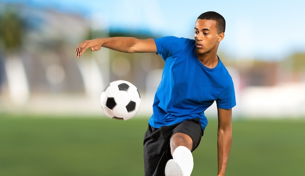 Joueur de football afro-américain à l'extérieur